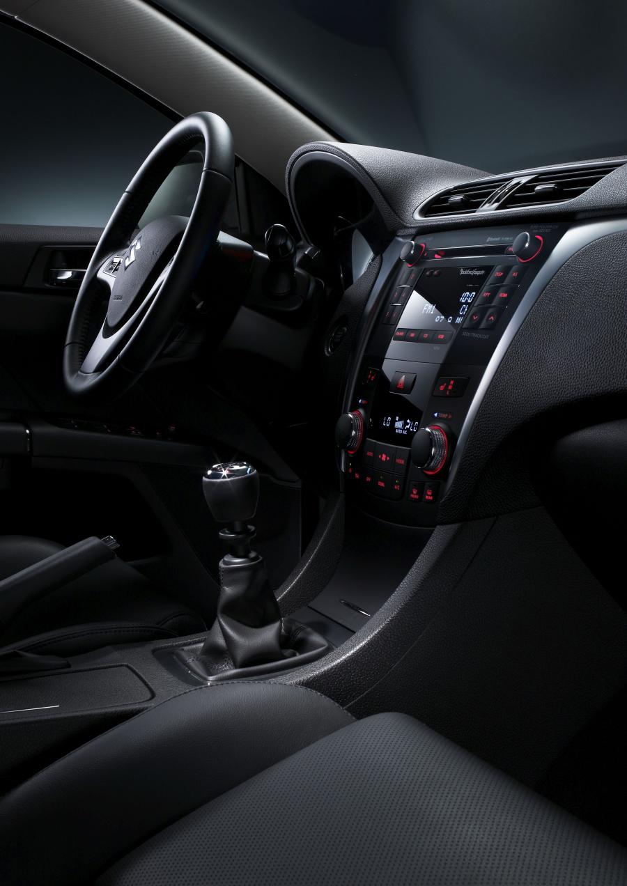  Suzuki Kizashi 2010 года  (фото 14 из 136)